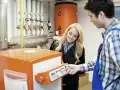 Ein Techniker erklärt einer Frau die Bedienung einer neuen Gasheizung.