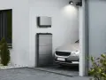 Moderner pv-speicher aufstellort garage, neben einem silbernen Elektroauto.