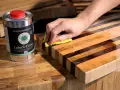 Hand versiegelt Holzschneidebrett mit Leinöl-Firnis für langanhaltenden Schutz.