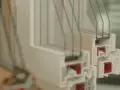 Schnittansicht eines Fensters mit Dreifachverglasung. Informieren Sie sich über was kosten 3 fach verglaste fenster mit einbau.