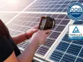 Fachmann prüft mit Wärmebildkamera Solaranlage für Wartung. TÜV-Siegel zeigt zertifizierte Qualität.