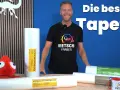 Mann präsentiert Rollen mit Vliestapete oder Raufaser. Die beste Tapete für dein Zuhause!