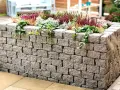 Ein Hochbeet aus Bruchsteinmauern bauen – mit dieser stabilen Steinmauer wird es zum Blickfang im Garten.