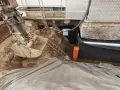 Bagger gräbt Baugrube für Kellerabdichtung. Kosten für Keller trocken legen sind hier sichtbar.