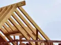 Holzkonstruktion eines Dachstuhls im Bau. Verschiedene dachstuhl arten sind erkennbar, die Stabilität und Form des zukünftigen Daches bilden.