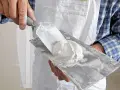 Hand mit Spachtel und Spachtelmasse für die q4 Spachtelung.