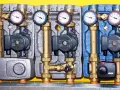 Drei Heizkreispumpen mit Manometern und Ventilen, die die hydraulische weiche Funktion für effiziente Wärmeübertragung demonstrieren.