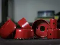 Rote Lochsägen-Aufsätze, bereit für präzises Rigips schneiden.