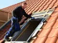 Handwerker installiert Dachfenster. Informieren Sie sich über den Dachfenster Zuschuss für Ihr Zuhause.