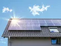 Solarmodule auf einem Dach unter blauem Himmel. Informieren Sie sich über die gasheizung mit solarthermie kosten für Ihr Zuhause.
