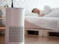 Luftreiniger bekämpft Feuchtigkeit im Schlafzimmer, während eine Person friedlich schläft.