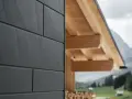 Moderne Prefa Fassade in Anthrazit mit geometrischem Muster. Die Kosten für eine solche Fassade sind eine gute Investition in die Langlebigkeit.