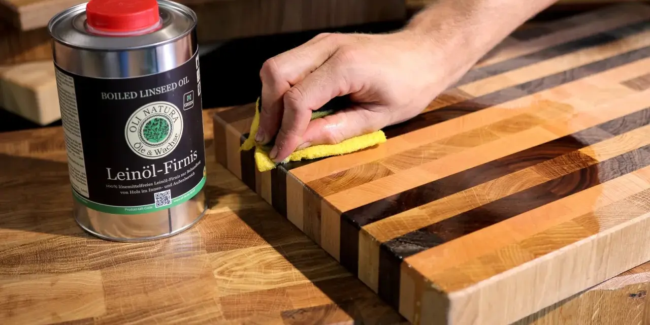 Hand versiegelt Holzschneidebrett mit Leinöl-Firnis für langanhaltenden Schutz.