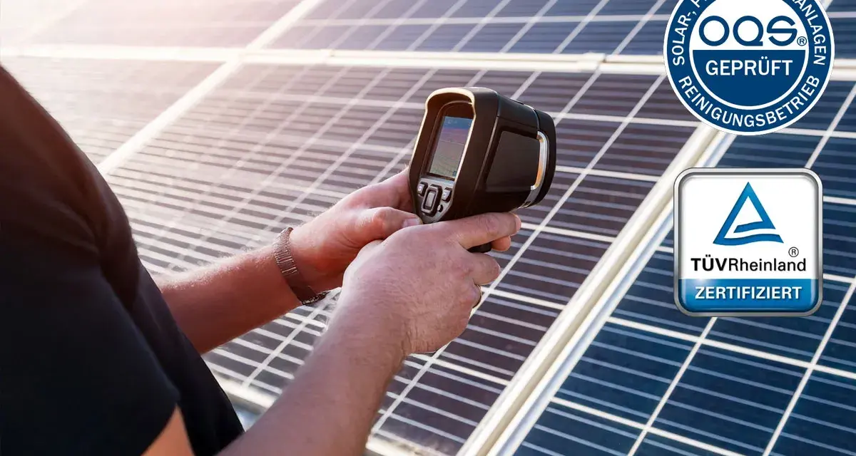 Fachmann prüft mit Wärmebildkamera Solaranlage für Wartung. TÜV-Siegel zeigt zertifizierte Qualität.