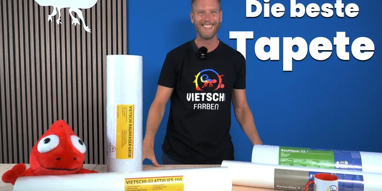 Mann präsentiert Rollen mit Vliestapete oder Raufaser. Die beste Tapete für dein Zuhause!