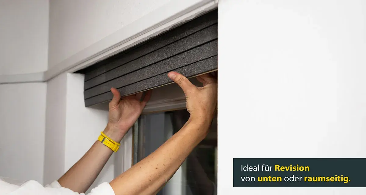 Hände montieren Dämmmaterial zum Rolladenkasten verkleiden. Ideal für Revision von unten oder raumseitig.