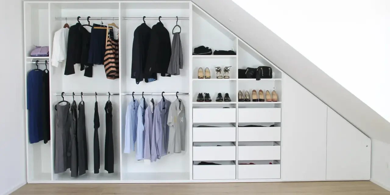 Ein maßgeschneiderter **Schrank selber bauen** ist hier perfekt umgesetzt. Kleidung, Schuhe und Taschen sind ordentlich verstaut.