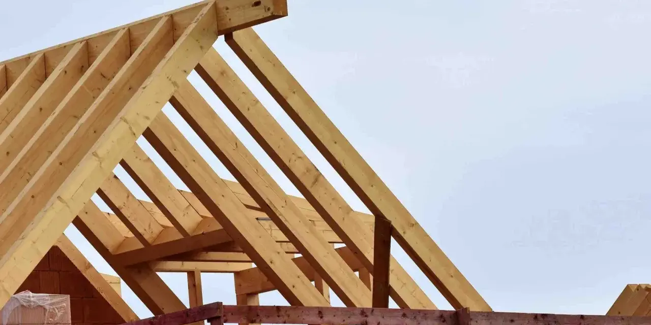 Holzkonstruktion eines Dachstuhls im Bau. Verschiedene dachstuhl arten sind erkennbar, die Stabilität und Form des zukünftigen Daches bilden.