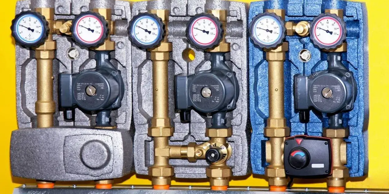 Drei Heizkreispumpen mit Manometern und Ventilen, die die hydraulische weiche Funktion für effiziente Wärmeübertragung demonstrieren.