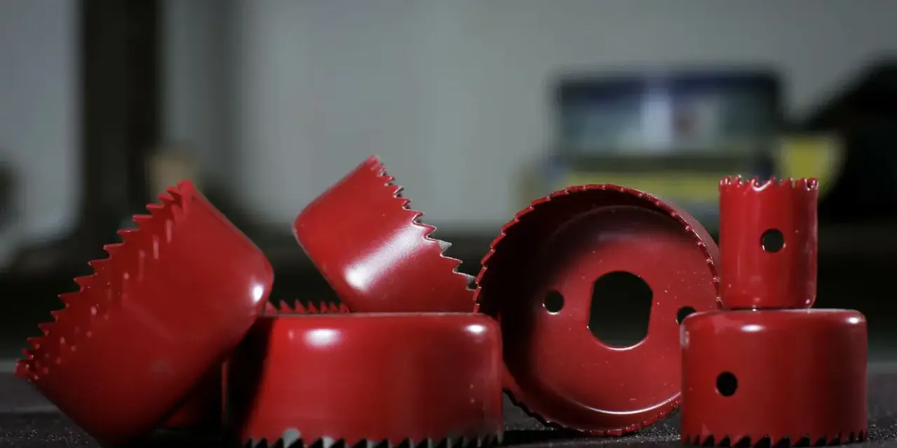Rote Lochsägen-Aufsätze, bereit für präzises Rigips schneiden.