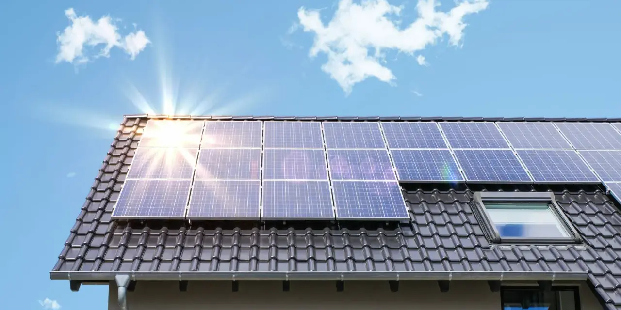 Solarmodule auf einem Dach unter blauem Himmel. Informieren Sie sich über die gasheizung mit solarthermie kosten für Ihr Zuhause.