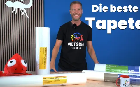 Mann präsentiert Rollen mit Vliestapete oder Raufaser. Die beste Tapete für dein Zuhause!