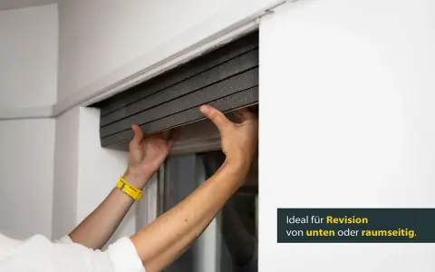 Hände montieren Dämmmaterial zum Rolladenkasten verkleiden. Ideal für Revision von unten oder raumseitig.
