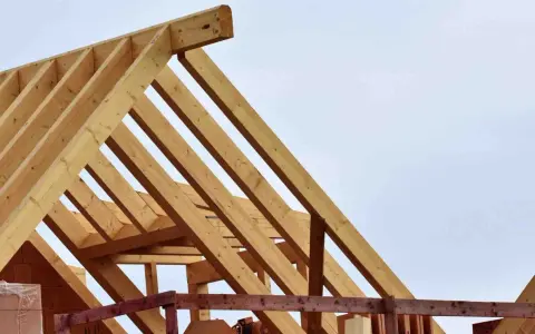 Holzkonstruktion eines Dachstuhls im Bau. Verschiedene dachstuhl arten sind erkennbar, die Stabilität und Form des zukünftigen Daches bilden.