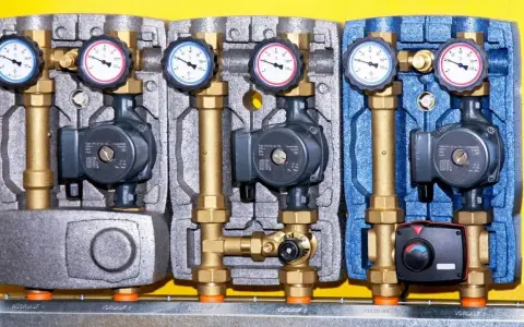 Drei Heizkreispumpen mit Manometern und Ventilen, die die hydraulische weiche Funktion für effiziente Wärmeübertragung demonstrieren.