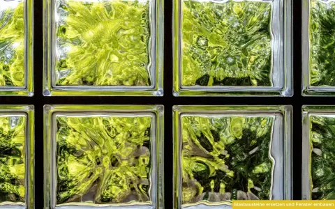 Fenster mit Glasbausteinen, die grünes Laub und Bäume durchscheinen lassen. Ideal, um alte Fenster durch moderne Glasbausteine zu ersetzen.