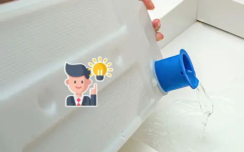 Ein Bautrockner sammelt Kondenswasser. Wie viel Wasser ist normal? Ein Cartoon-Mann mit Glühbirne gibt einen Tipp.