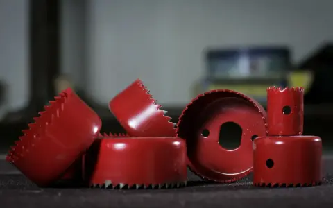 Rote Lochsägen-Aufsätze, bereit für präzises Rigips schneiden.