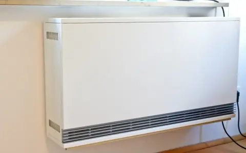Ein weißes, modernes Heizgerät an der Wand, bereit, eine alte Nachtspeicherheizung zu ersetzen.