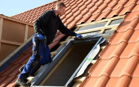 Handwerker installiert Dachfenster. Informieren Sie sich über den Dachfenster Zuschuss für Ihr Zuhause.