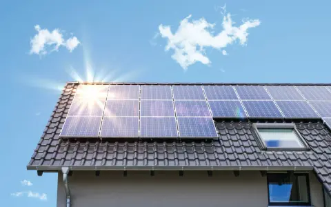 Solarmodule auf einem Dach unter blauem Himmel. Informieren Sie sich über die gasheizung mit solarthermie kosten für Ihr Zuhause.
