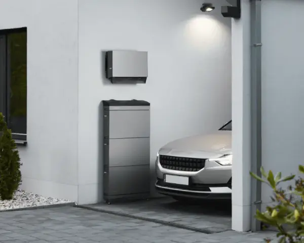 Moderner pv-speicher aufstellort garage, neben einem silbernen Elektroauto.