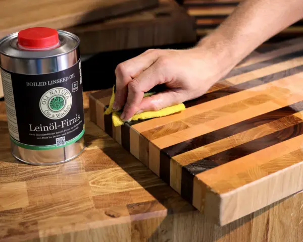 Hand versiegelt Holzschneidebrett mit Leinöl-Firnis für langanhaltenden Schutz.