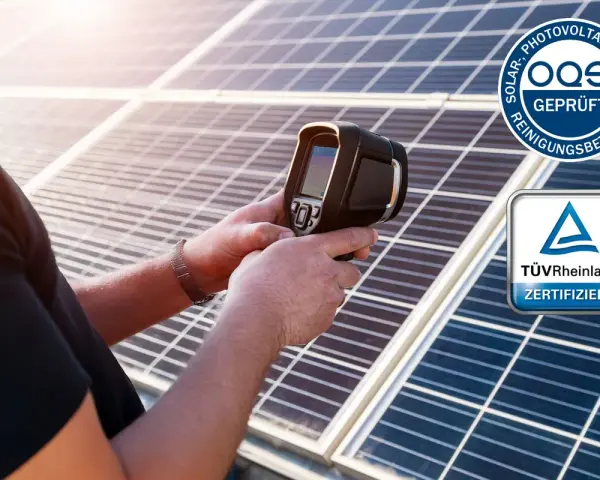 Fachmann prüft mit Wärmebildkamera Solaranlage für Wartung. TÜV-Siegel zeigt zertifizierte Qualität.