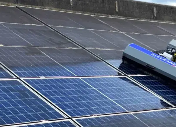 Ein Roboter reinigt eine Photovoltaikanlage. Die Reinigung der Solarmodule durch den Roboter sorgt für maximale Energieausbeute.