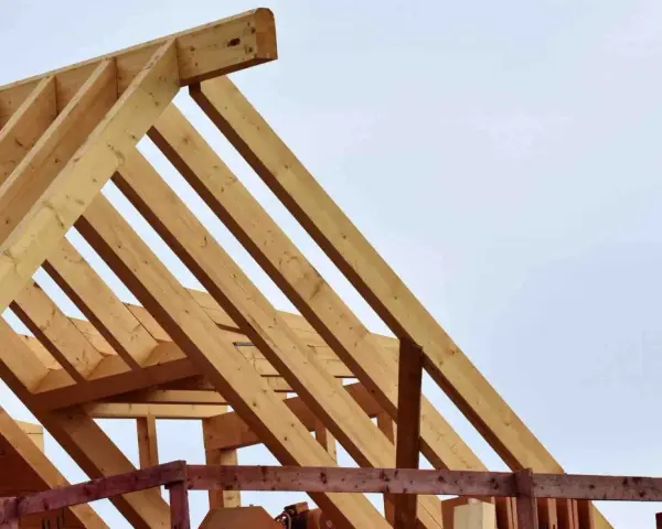 Holzkonstruktion eines Dachstuhls im Bau. Verschiedene dachstuhl arten sind erkennbar, die Stabilität und Form des zukünftigen Daches bilden.