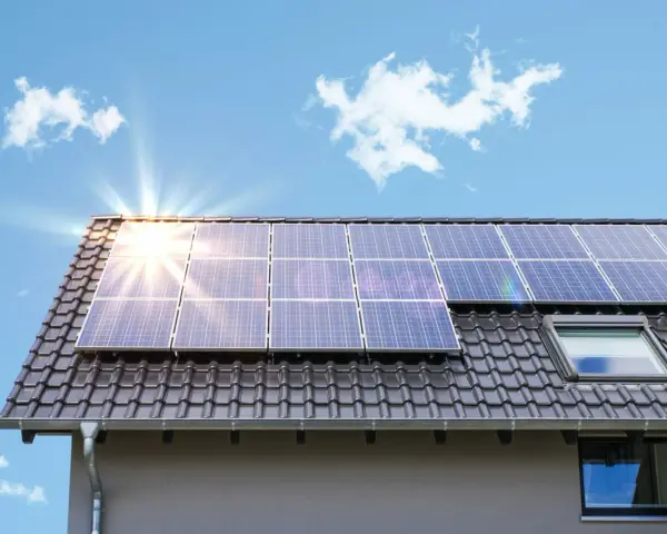 Solarmodule auf einem Dach unter blauem Himmel. Informieren Sie sich über die gasheizung mit solarthermie kosten für Ihr Zuhause.