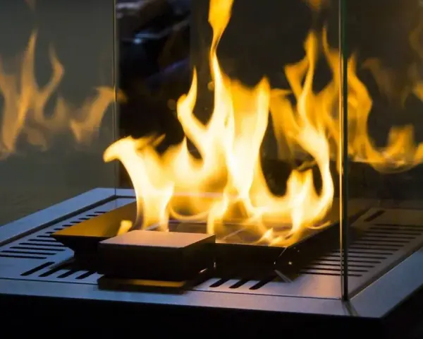 Flammen tanzen in einem modernen, gläsernen Kamin. Ein stilvoller holzofen ohne schornstein, der Wärme und Gemütlichkeit ausstrahlt.