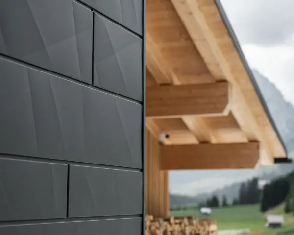 Moderne Prefa Fassade in Anthrazit mit geometrischem Muster. Die Kosten für eine solche Fassade sind eine gute Investition in die Langlebigkeit.