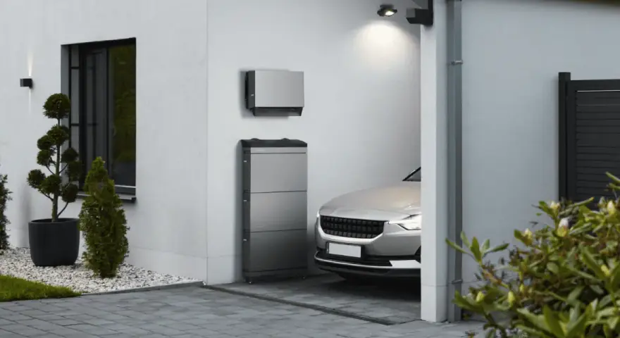 Moderner pv-speicher aufstellort garage, neben einem silbernen Elektroauto.