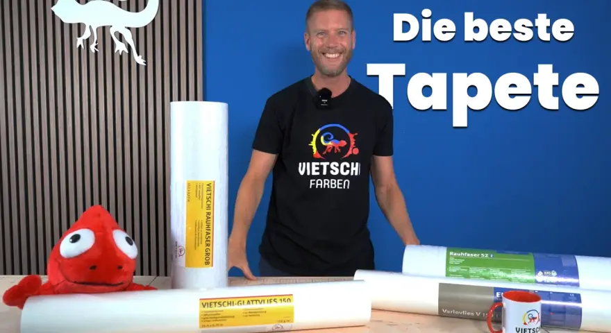 Mann präsentiert Rollen mit Vliestapete oder Raufaser. Die beste Tapete für dein Zuhause!