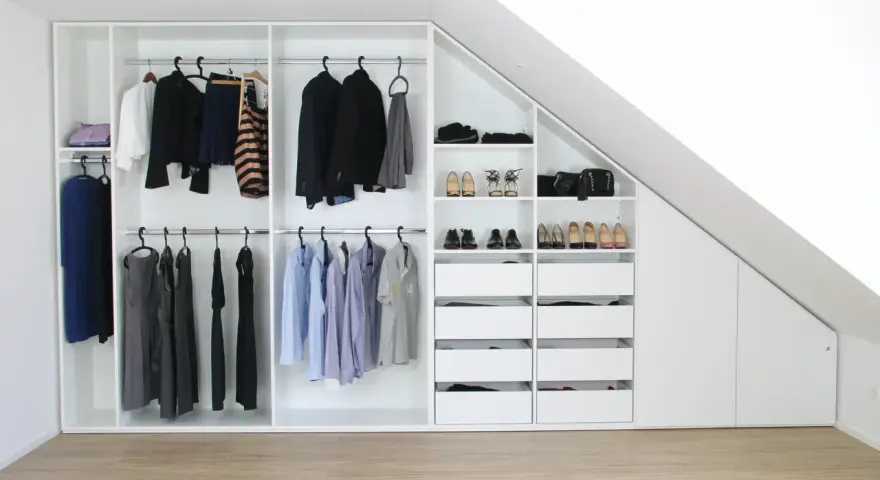Ein maßgeschneiderter **Schrank selber bauen** ist hier perfekt umgesetzt. Kleidung, Schuhe und Taschen sind ordentlich verstaut.
