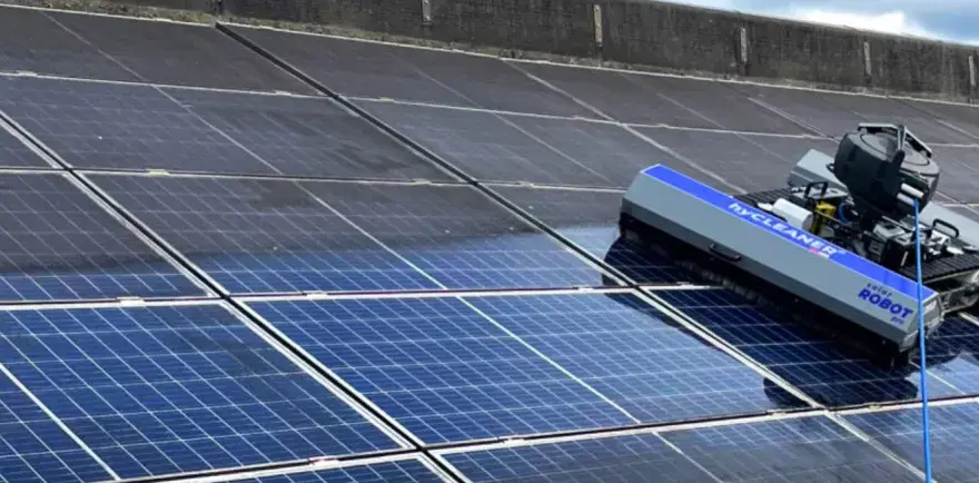 Ein Roboter reinigt eine Photovoltaikanlage. Die Reinigung der Solarmodule durch den Roboter sorgt für maximale Energieausbeute.