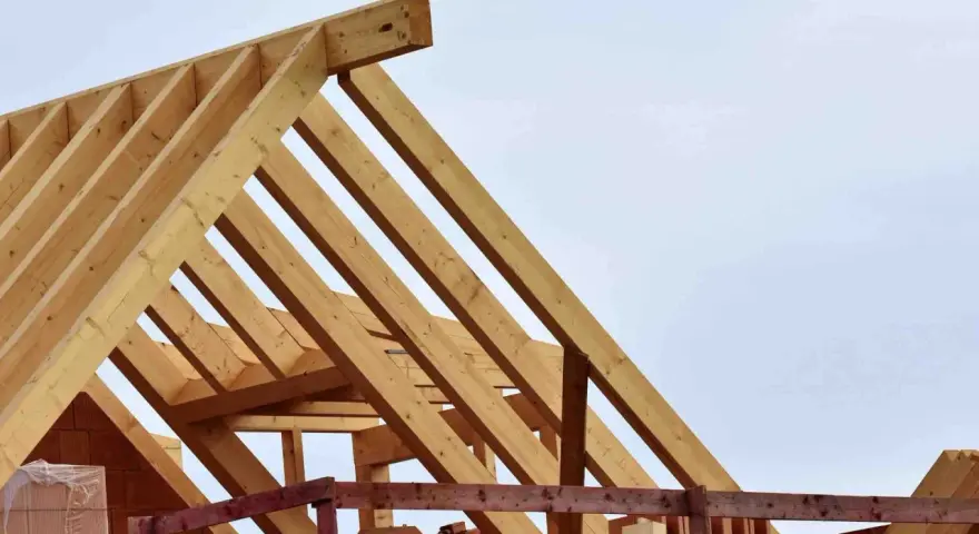 Holzkonstruktion eines Dachstuhls im Bau. Verschiedene dachstuhl arten sind erkennbar, die Stabilität und Form des zukünftigen Daches bilden.