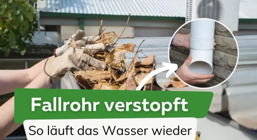 Hände mit Handschuhen entfernen Laub aus einer Dachrinne, um ein verstopftes Fallrohr zu befreien. Ein Kreis zeigt, wie das Fallrohr wieder zusammengebaut wird.