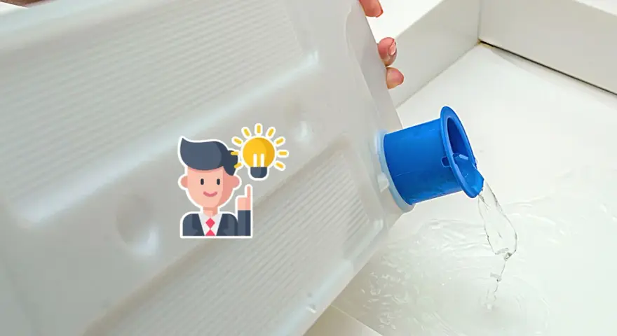 Ein Bautrockner sammelt Kondenswasser. Wie viel Wasser ist normal? Ein Cartoon-Mann mit Glühbirne gibt einen Tipp.